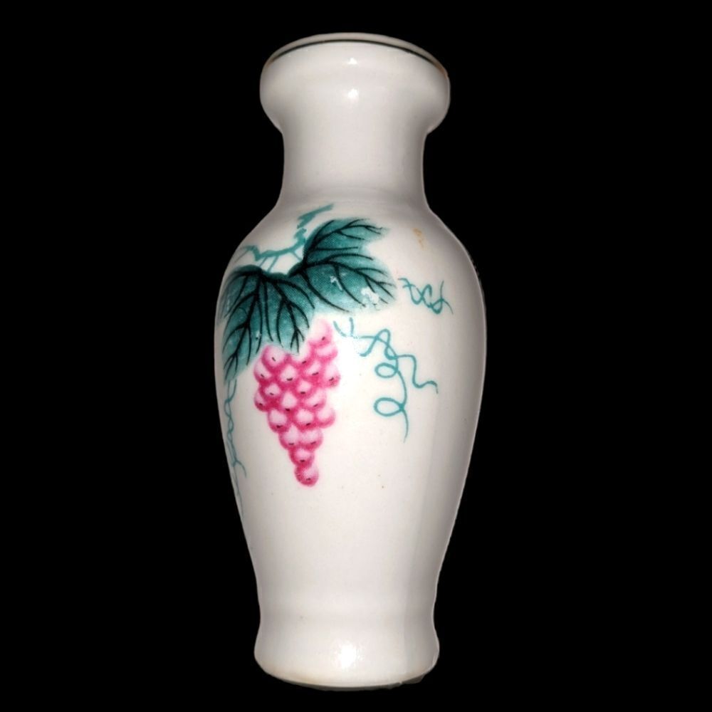 Vintage porcelain vase trimmed in 24 Karat gold‎